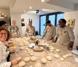 Au sein de l’atelier Matières Premières d’Alice Crosby, de nombreux types de profils se retrouvent et partagent le goût du pain au levain naturel. La formatrice organise huit à dix sessions par an… avec des disponibilités rapidement convoitées, puisque les prochaines sont à l’automne.