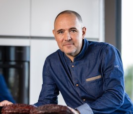 L’artisan chocolatier David Pasquiet, portant une veste signée Lafont.