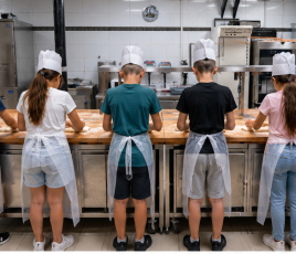 Des enfants en train de façonner des baguettes à l'occasion des Journées du Patrimoine, au sein des locaux du Syndicat Patronal des Boulangers du Grand Paris.