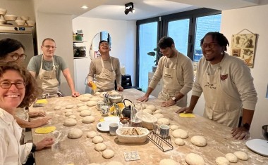 Au sein de l’atelier Matières Premières d’Alice Crosby, de nombreux types de profils se retrouvent et partagent le goût du pain au levain naturel. La formatrice organise huit à dix sessions par an… avec des disponibilités rapidement convoitées, puisque les prochaines sont à l’automne.