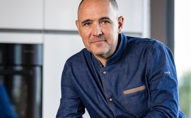 L’artisan chocolatier David Pasquiet, portant une veste signée Lafont.