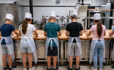 Des enfants en train de façonner des baguettes à l'occasion des Journées du Patrimoine, au sein des locaux du Syndicat Patronal des Boulangers du Grand Paris.