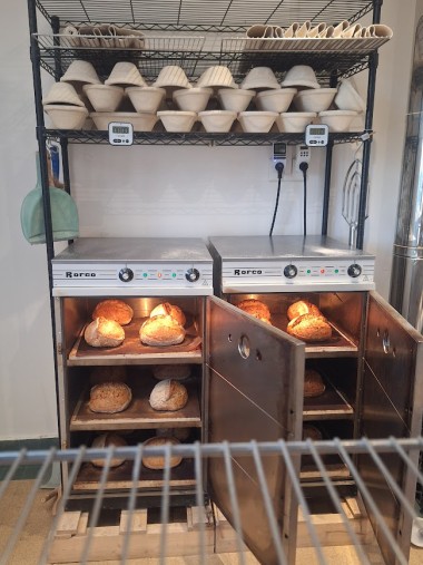 Le choix du matériel et son agencement sont des éléments clé pour assurer un bon confort de travail dans un espace restreint. Désormais, plusieurs fournisseurs (Simply Bread, Rofco, …) proposent des fours aux contraintes d’une implantation en lieu résidentiel, comme une connexion électrique en monophasé.
