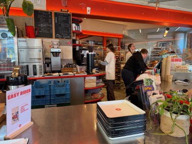 Chez Aube, le point de vente est marqué par la couleur rouge, très présente dans l’identité visuelle de l’entreprise.