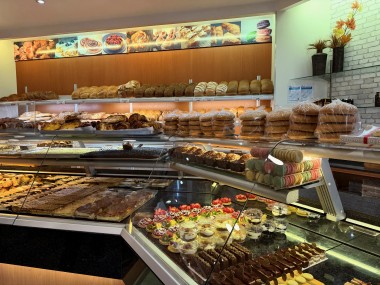 Gammes surabondantes, pains blancs et volumineux, décor peu soigné… les boulangeries « traditionnelles » de Bruxelles offrent un contraste saisissant vis à vis de la nouvelle vague.  