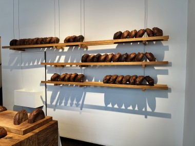 La sobriété quasi-monacale du point de vente de la boulangerie Khobz illustre bien l’approche presque « puriste » de certains des artisans implantés sur le territoire. 