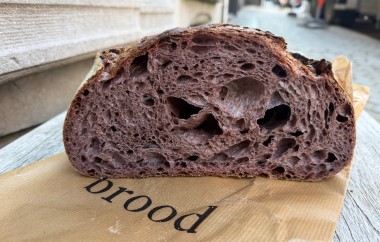 La nouvelle génération de boulangers belge s’est appropriée les codes du pain au levain à l’anglo-saxonne, avec des pâtes très hydratées et des mies ouvertes… en plus d’une approche créative, comme ici avec un pain au riz noir. 