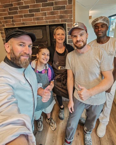 Vivien Mainguet (à gauche, au premier plan) lors de son tournage au sein de la boulangerie Fabrique de FA"MIE"