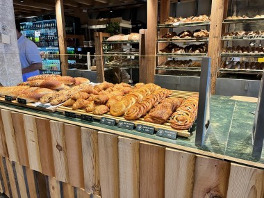 Au sein du tiers-lieu Darwin, la boulangerie Babel Bread, fourni par Bellot Minoteries, propose une offre axée autour des farines biologiques, en plus d’une proposition snacking. 