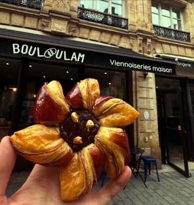 Louis Lamour compte désormais deux boutiques à Bordeaux, rue Ravez et place Gavinies. Il y défend une viennoiserie maison et des pains au levain naturel, même s’il admet avoir renoncé de façon partielle à l’identité créative qui le caractérisait lors de son ouverture. 