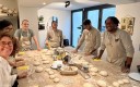 Au sein de l’atelier Matières Premières d’Alice Crosby, de nombreux types de profils se retrouvent et partagent le goût du pain au levain naturel. La formatrice organise huit à dix sessions par an… avec des disponibilités rapidement convoitées, puisque les prochaines sont à l’automne.