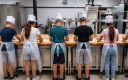 Des enfants en train de façonner des baguettes à l'occasion des Journées du Patrimoine, au sein des locaux du Syndicat Patronal des Boulangers du Grand Paris.